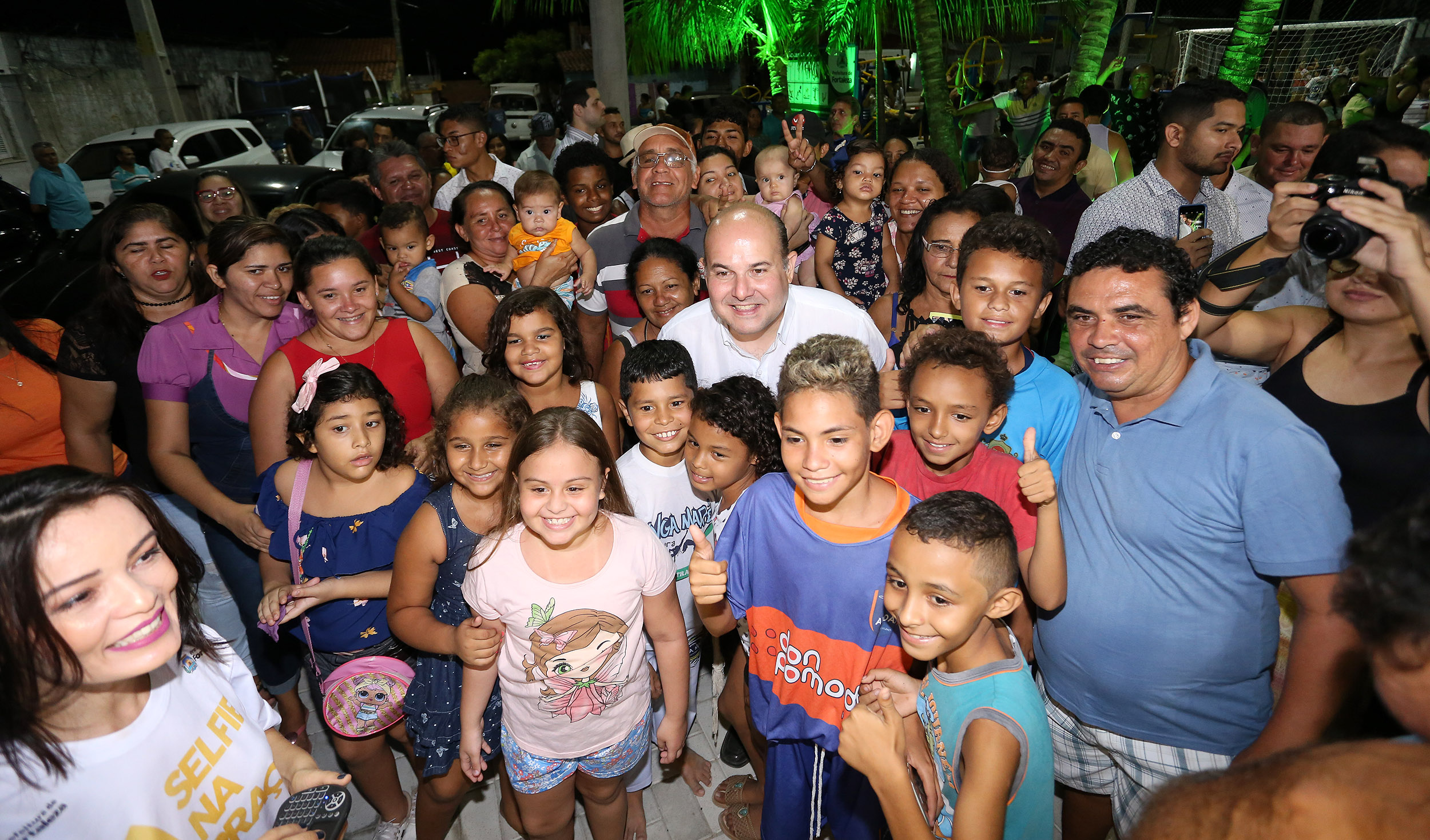 várias pessoas em pé, posando para a foto